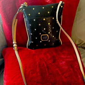 GUESs G—this is your purse!